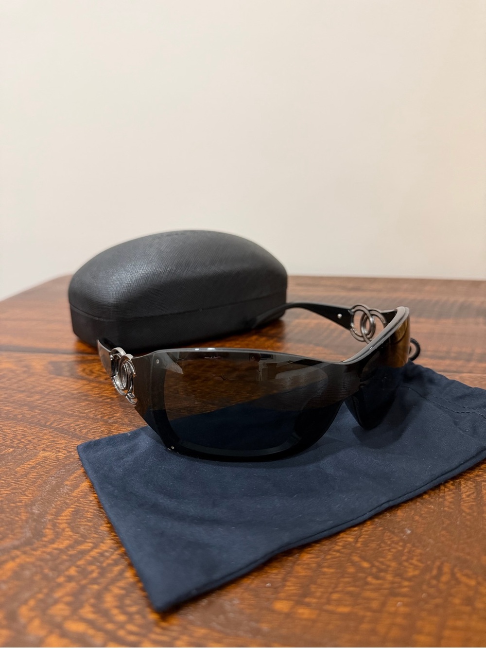 Black Chanel VR-Style Protective sunglasses with Hard Case - Picture 3 of 5